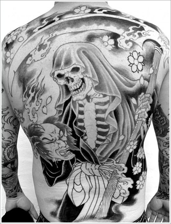 背部死神镰刀与日式生首纹身图案图片