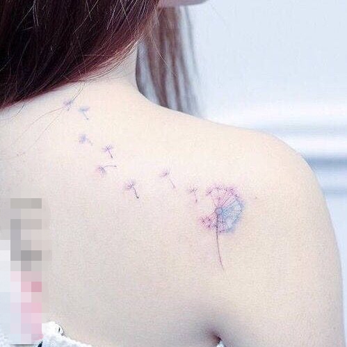女生背部彩绘水彩蓝紫色渐变色文艺小清新蒲公英纹身图片图片