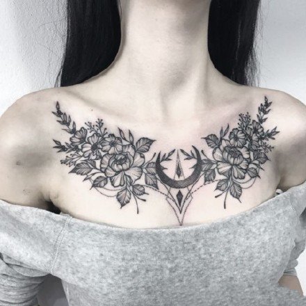 性感花胸纹身 女生胸部性感的肩花和花胸纹身图案图片
