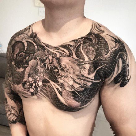 胸部纹身图片