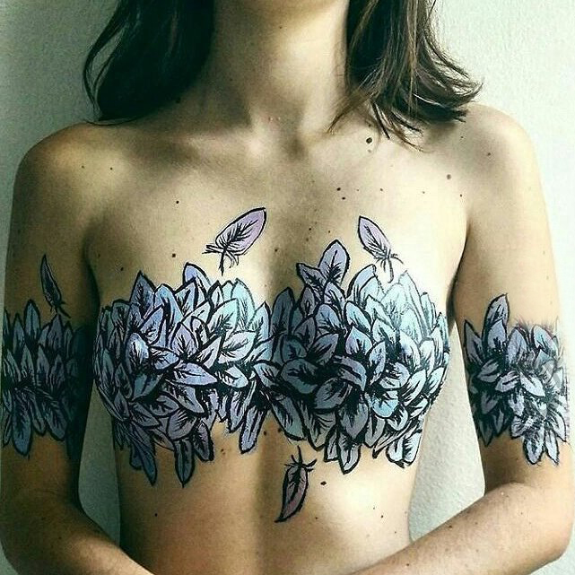 女生胸部纹身 女生胸部彩色的羽毛纹身图片图片