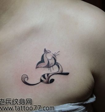 美女胸部可爱的猫咪纹身图案_胸部纹身图案大全_纹身图吧图片