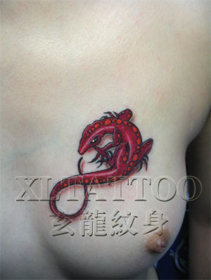武汉最好的纹身店美女胸部红色蜥蜴纹身图案_胸部纹身图案大全_纹身图吧图片