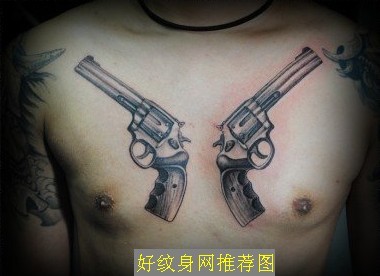 男士胸部各种武器图案纹身男士胸部素色的双枪_胸部纹身图案大全_纹身图吧图片
