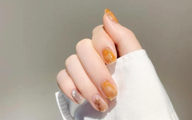 黄美甲图片