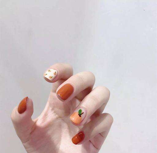 黄美甲图片