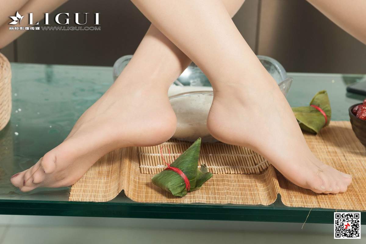姐妹花内衣秀生活摄影然然凉儿沙滩丝袜诱惑美腿丝足写真集图片
