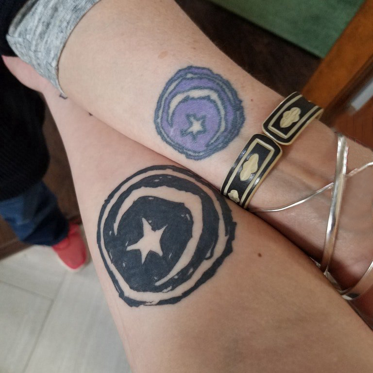 几何元素纹身情侣手臂上星星和月亮纹身图片图片