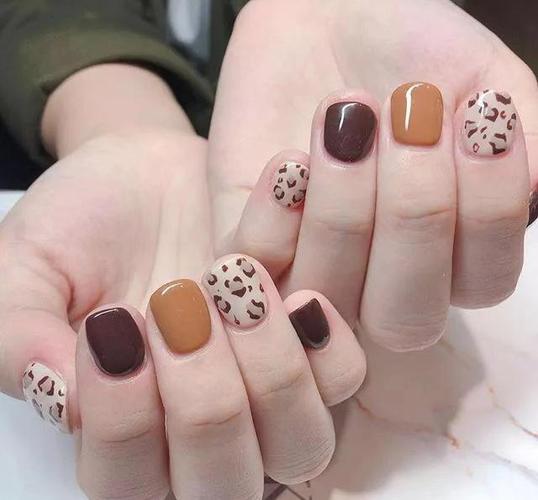 灰美甲图片