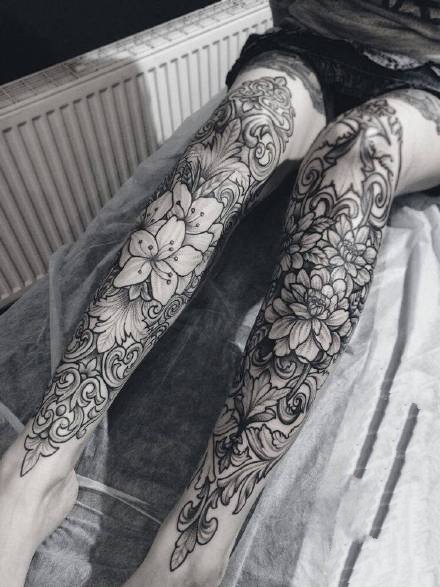 人物肖像纹身  女生腿上素描的人物肖像纹身图片图片