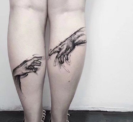 人物肖像纹身  女生腿上素描的人物肖像纹身图片图片