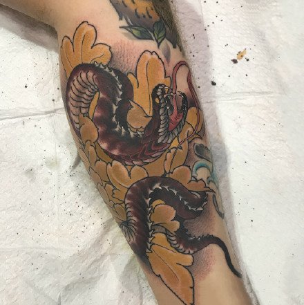 人物肖像纹身  女生腿上素描的人物肖像纹身图片图片