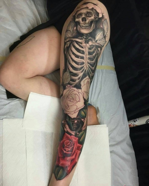 人物肖像纹身  女生腿上素描的人物肖像纹身图片图片