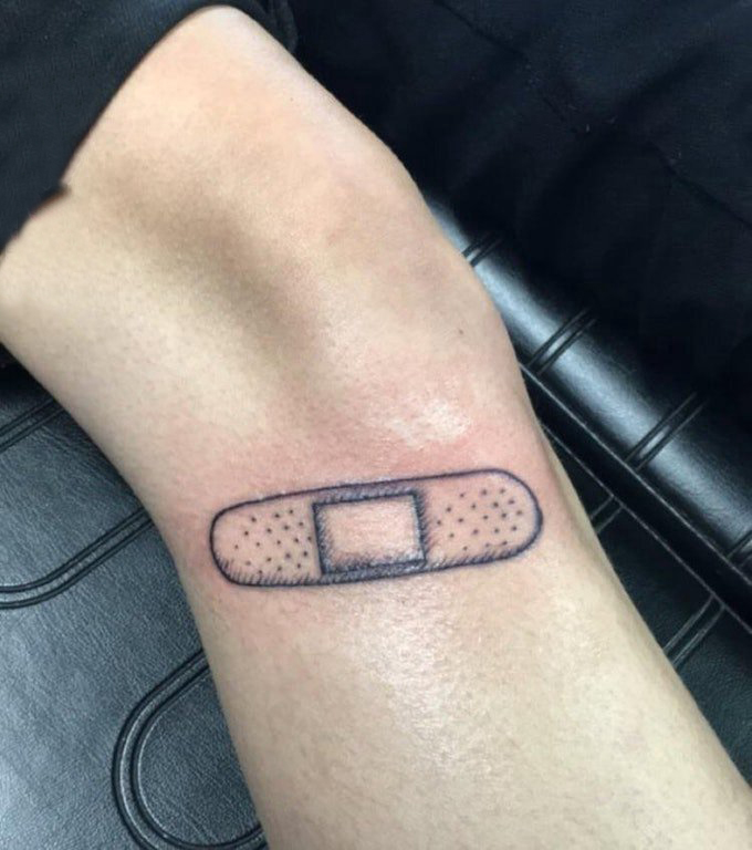 腿部纹身  男生腿上黑色的创口贴纹身图片图片