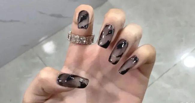 黑皮肤适合什么颜色的美甲 黑色皮肤适合什么样的美甲图片
