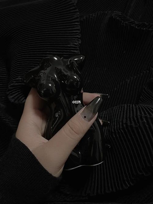 黑皮肤适合什么颜色的美甲 黑色皮肤适合什么样的美甲图片