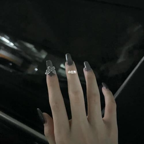 黑皮肤适合什么颜色的美甲 黑色皮肤适合什么样的美甲图片