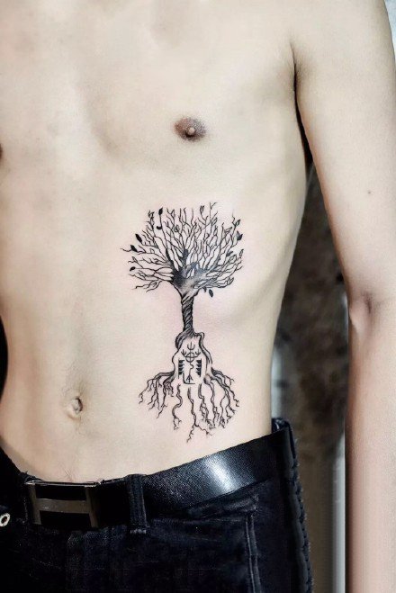 纹身侧腰男 男生侧腰上黑色的犀牛纹身图片图片