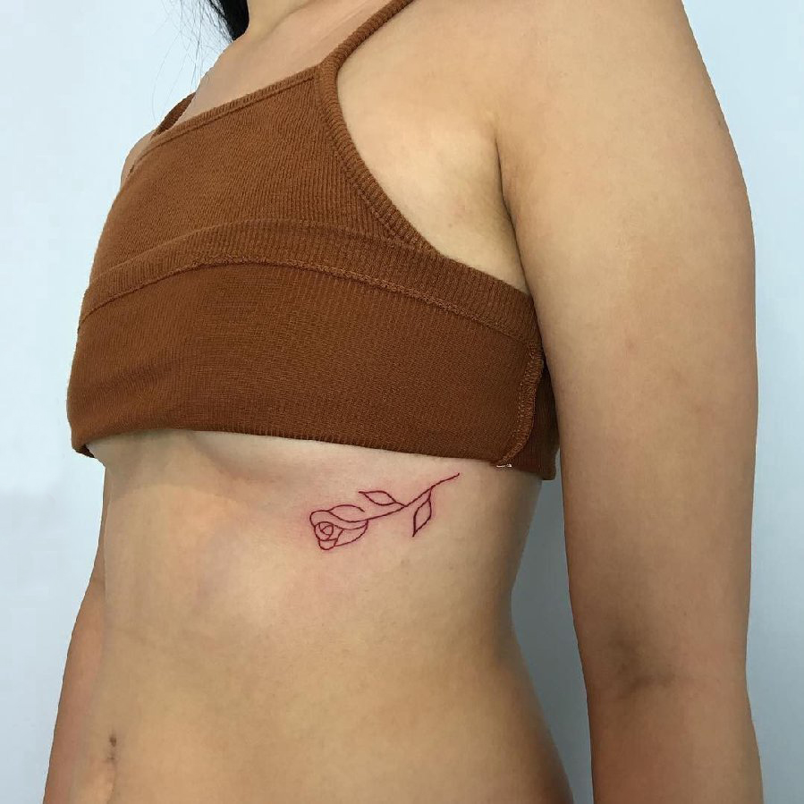 侧腰纹身图 女生侧腰上黑色的玫瑰纹身图片图片