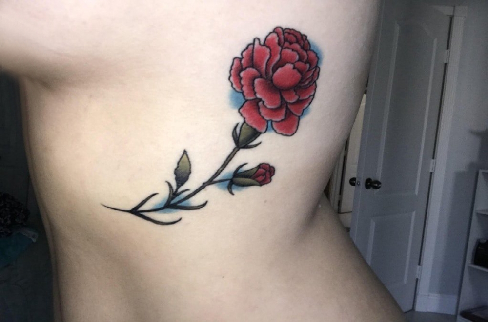 纹身牡丹花 女生侧腰上彩色的牡丹纹身图片图片