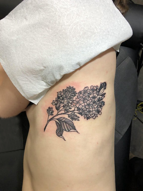 纹身侧腰男 男生侧腰上黑色的植物纹身图片图片
