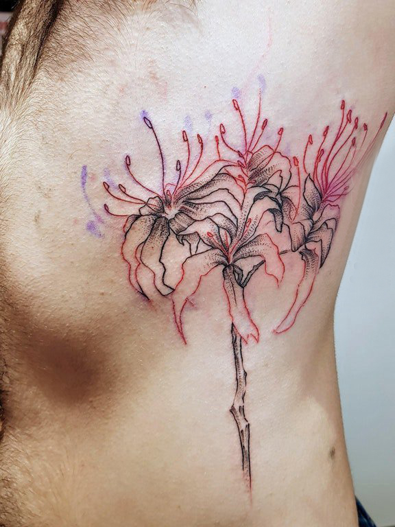 侧腰纹身男 男生侧腰上彩色的花朵纹身图片图片
