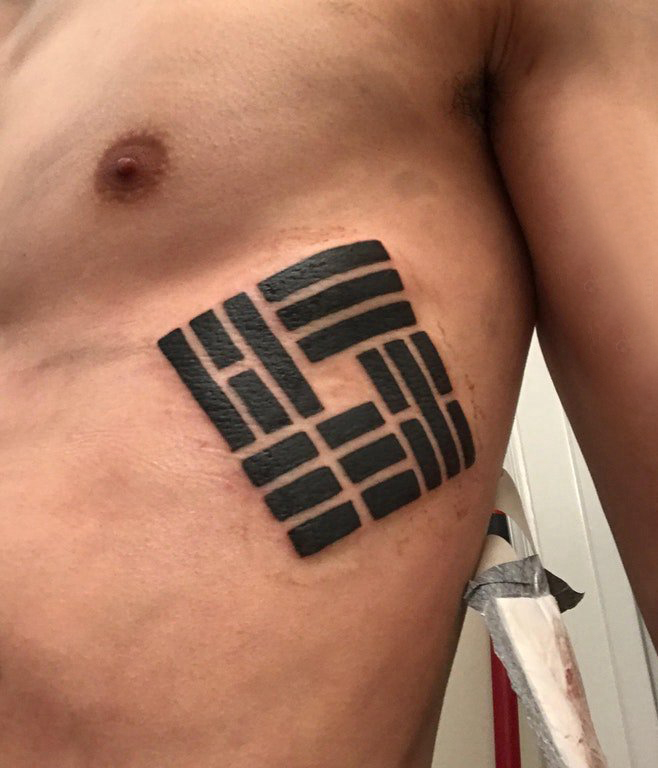 男生侧腰上黑色线条创意结纹纹身图片图片