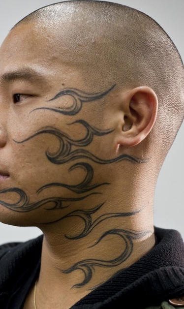 男性脸部的部落风纹身图案图片