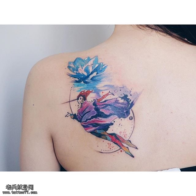 肩部水彩莲花美女纹身图案图片