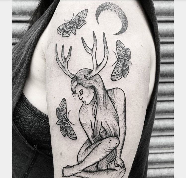 美女手臂上黑色女孩麋鹿角纹身素描技巧点刺纹身图片图片 美女手臂上黑色女孩麋鹿角纹身素描技巧点刺纹身图片图片