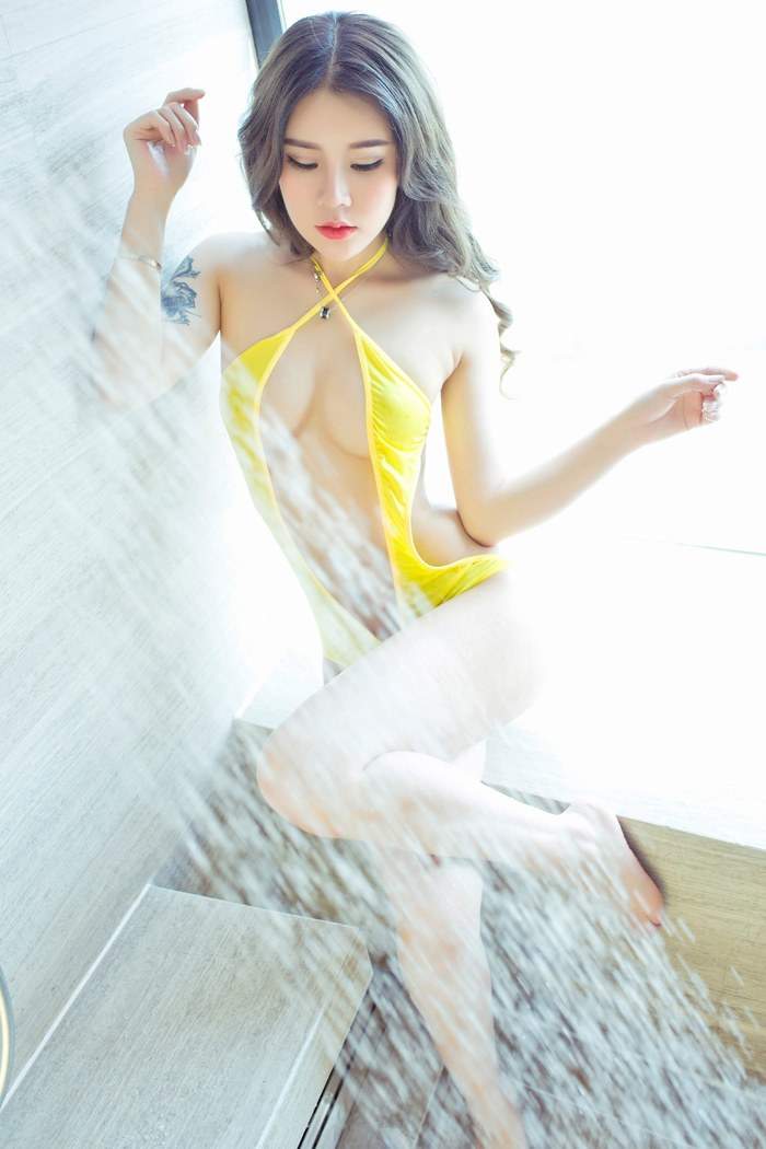 寂寞少妇爱丽莎蕾丝内衣湿身诱惑图片