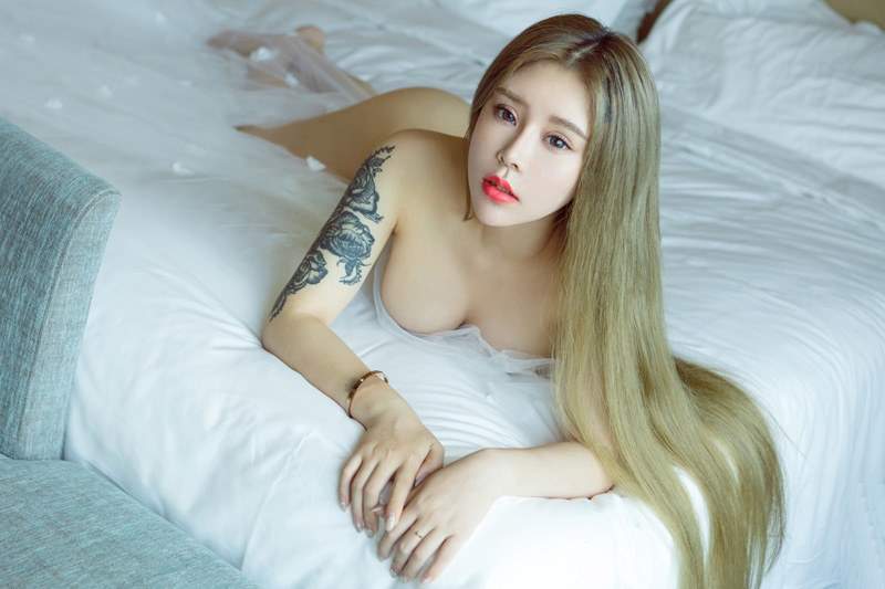 寂寞少妇爱丽莎蕾丝内衣湿身诱惑图片