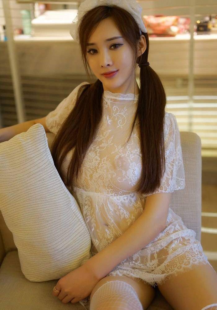 周妍希粉红护士装丝袜摄影露奶照写真图片