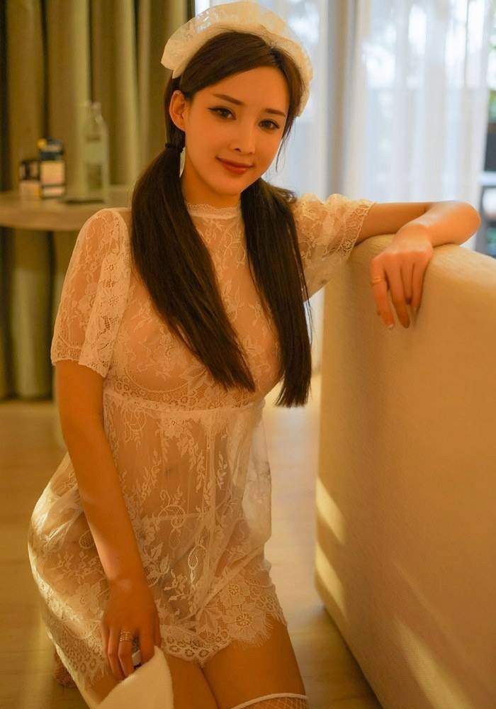 周妍希粉红护士装丝袜摄影露奶照写真图片