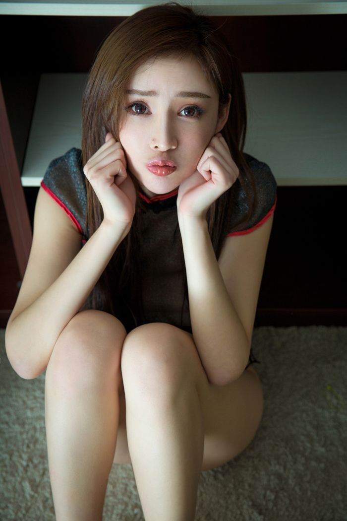 周妍希粉红护士装丝袜摄影露奶照写真图片