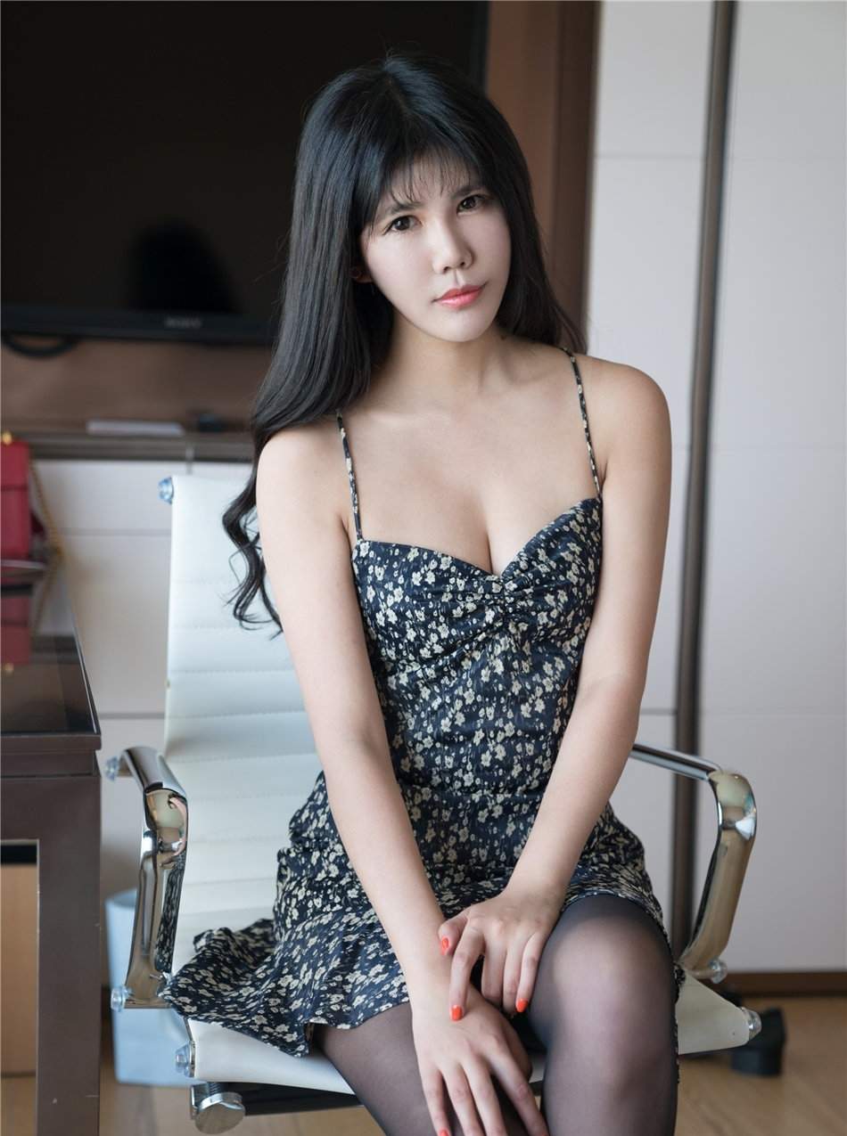 低胸吊带裙美女安沛蕾迷人黑丝袜高跟写真图片 低胸吊带裙美女安沛蕾迷人黑丝袜高跟写真图片