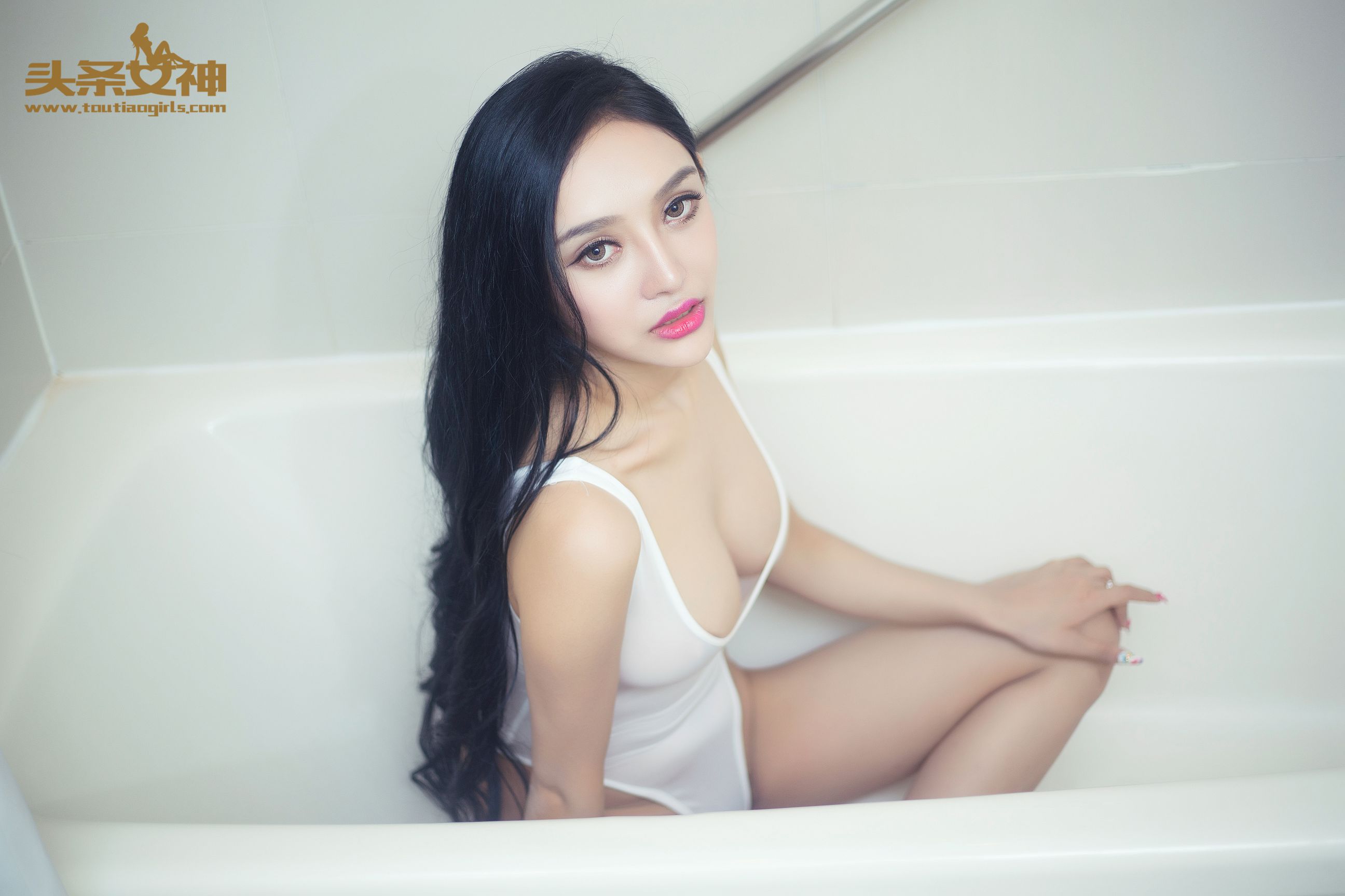 最新美女模特mm1314珞可可极致湿身白色比基尼高清妹子写真集图片
