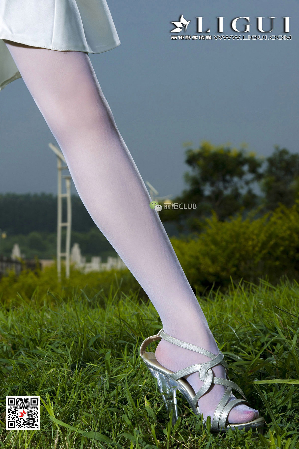漂亮美女图片7160Model雪儿白丝抹胸礼服高清美足写真集图片