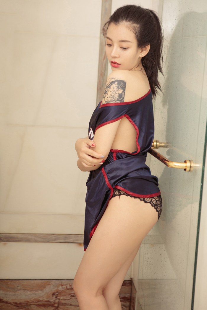 性感女神凌菲制服湿身诱惑勾人欲望图片