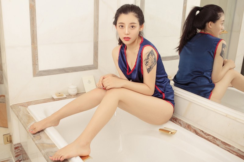 性感女神凌菲制服湿身诱惑勾人欲望图片