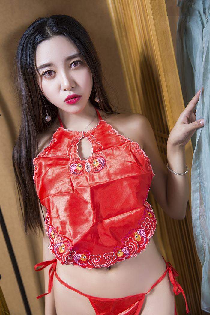 蜜汁痴女李梓熙大红肚兜敞胸自摸美女写真专辑图片图片