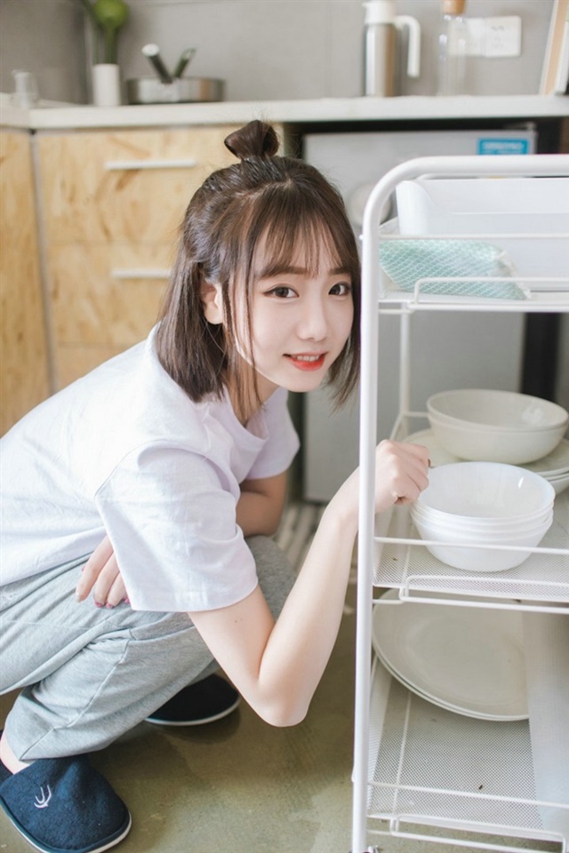甜美短发美少女唯美写真iPhone壁纸图片