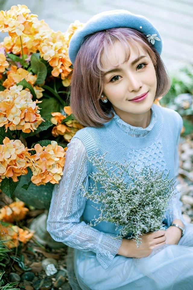 短发清纯美女俏皮写真iPhone壁纸图片