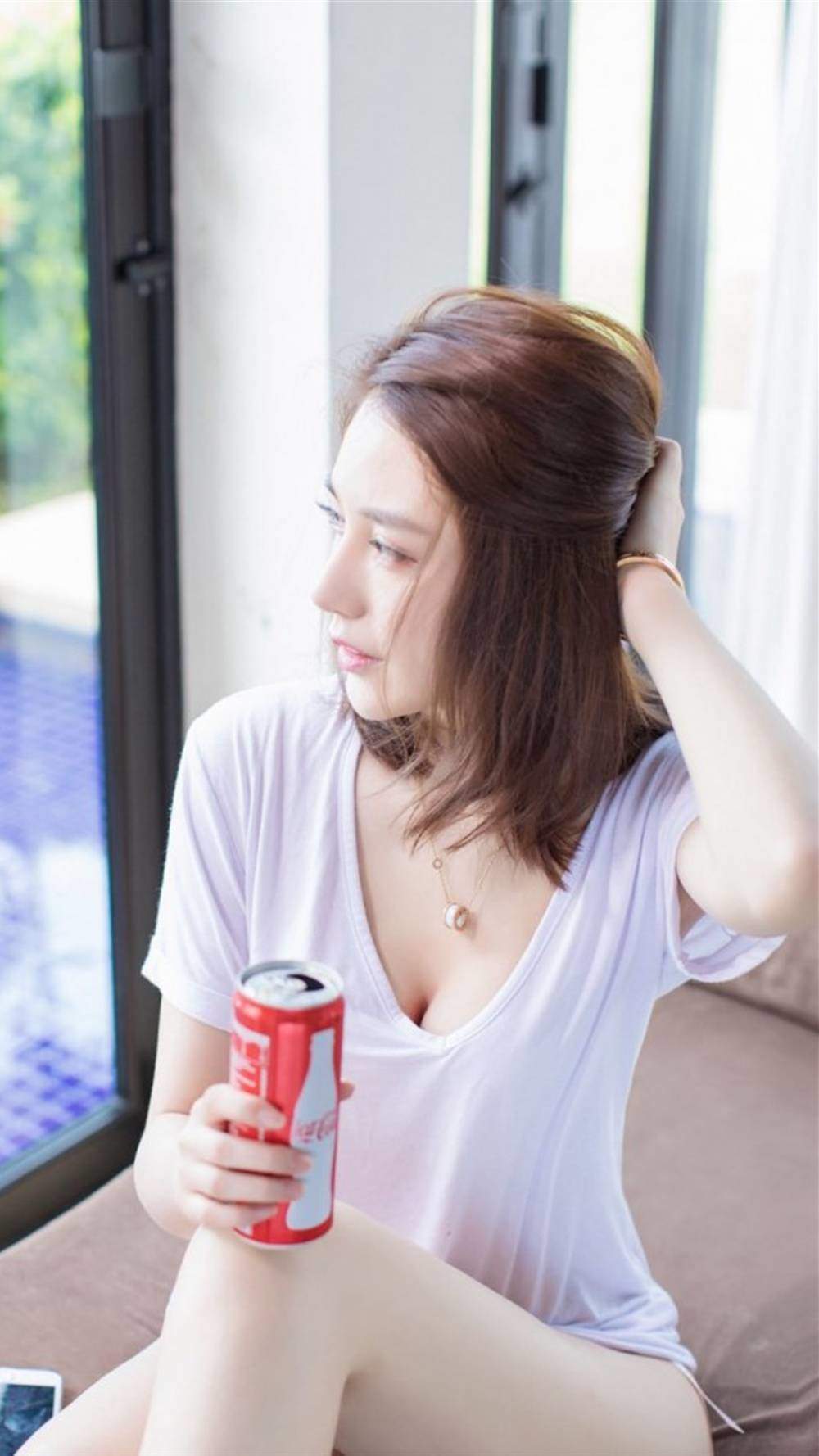 短发性感美女美乳翘臀手机桌面壁纸图片