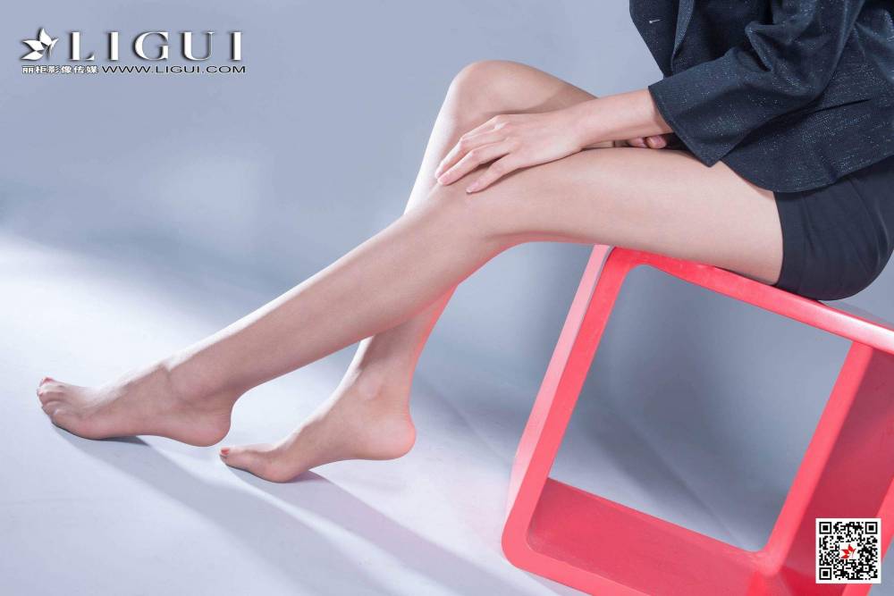 亚洲美女[LiGui丽柜]网络丽人Model潼潼长腿秘书丝足高跟美腿图片