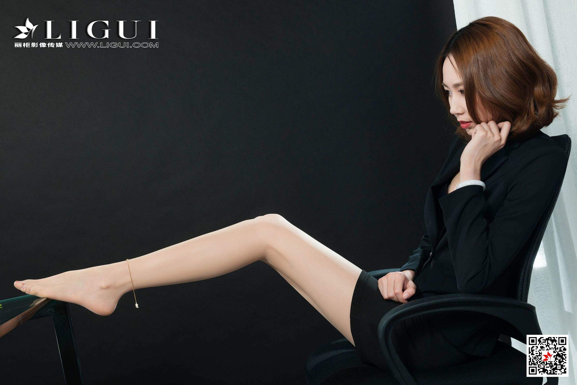 亚洲美女[LiGui丽柜]网络丽人Model潼潼长腿秘书丝足高跟美腿图片