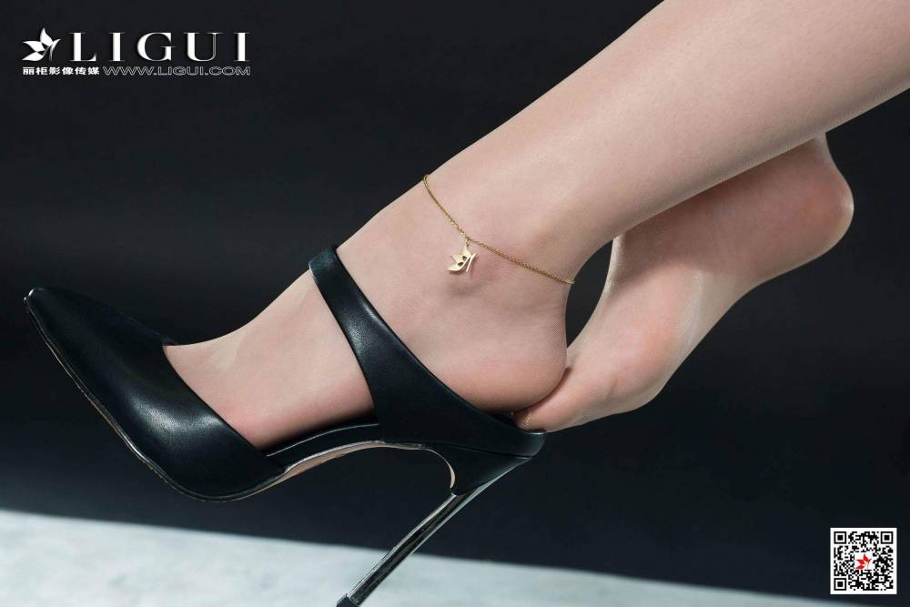 亚洲美女[LiGui丽柜]网络丽人Model潼潼长腿秘书丝足高跟美腿图片