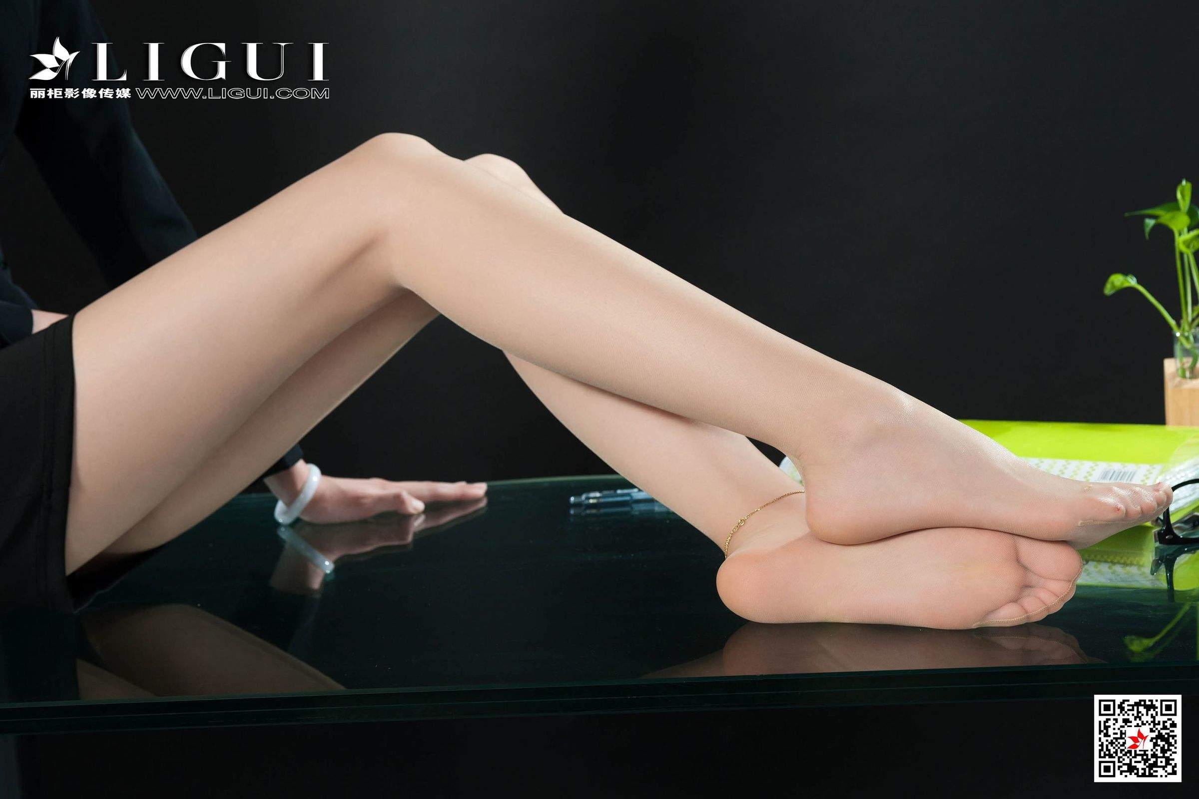 亚洲美女[LiGui丽柜]网络丽人Model潼潼长腿秘书丝足高跟美腿图片