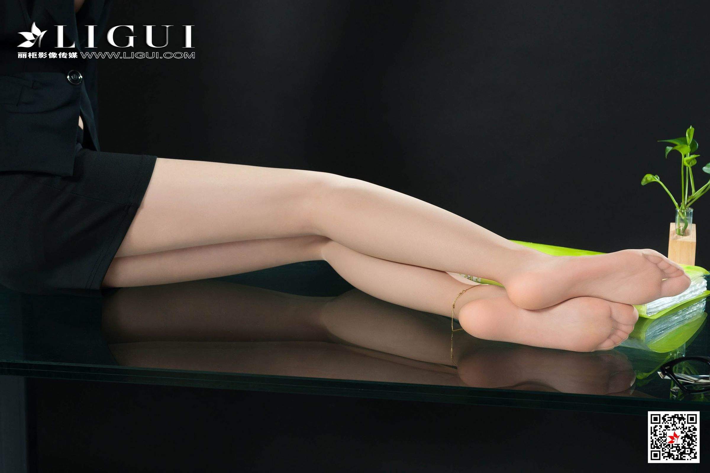 亚洲美女[LiGui丽柜]网络丽人Model潼潼长腿秘书丝足高跟美腿图片