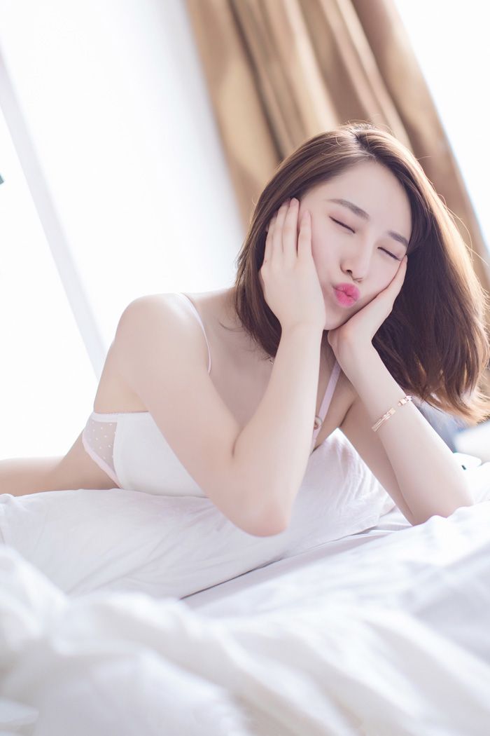 萌系少女刘奕宁Lynn酥胸覆白色情趣内衣模特壁纸图片图片